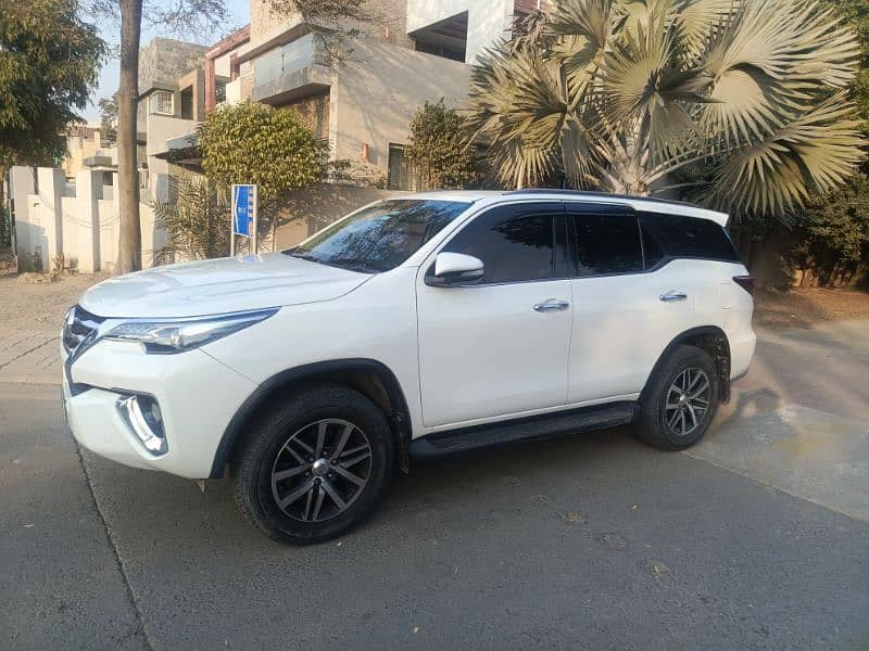 Toyota Fortuner V 2018 1