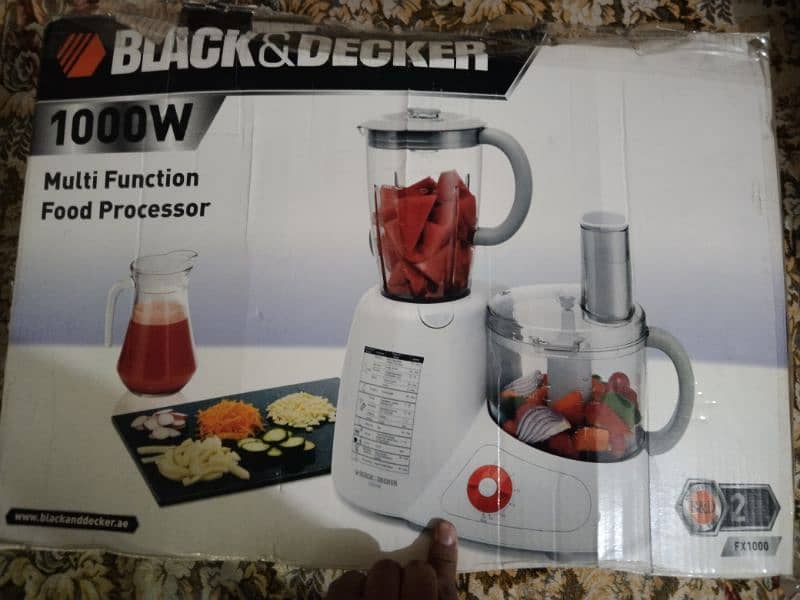 Black Dacker Food processor. 1000 w. 5 in 15 4