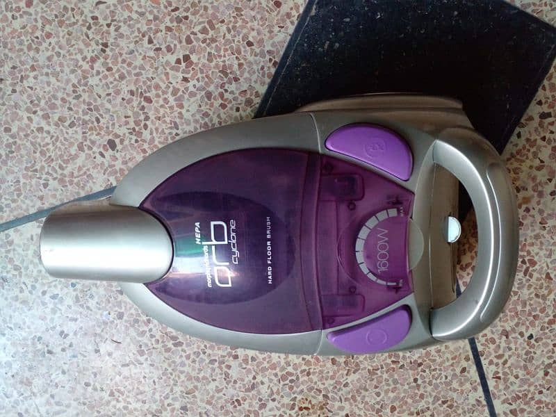 Vacuum cleaner in very good condition looks like a new 1