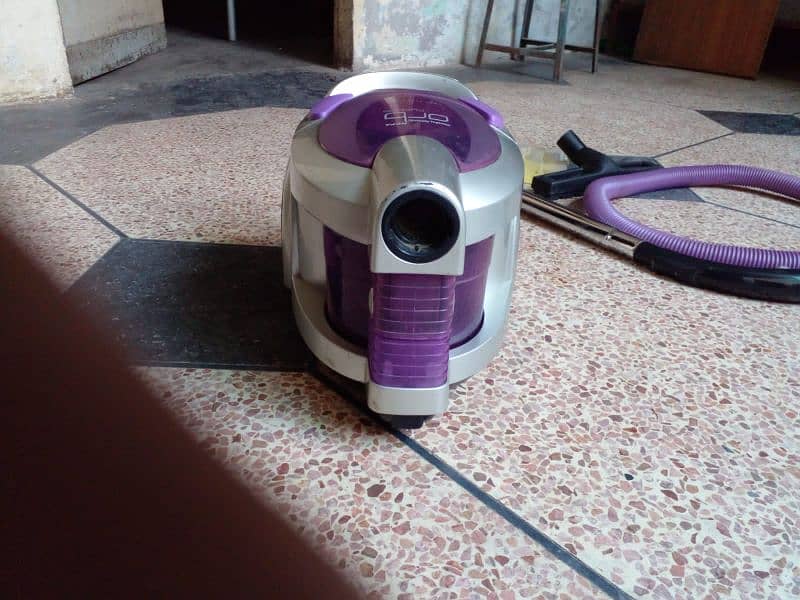 Vacuum cleaner in very good condition looks like a new 2