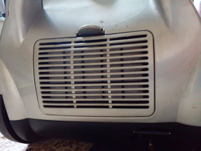 Vacuum cleaner in very good condition looks like a new 4