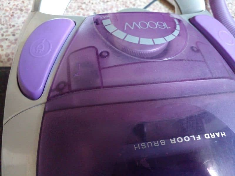 Vacuum cleaner in very good condition looks like a new 6