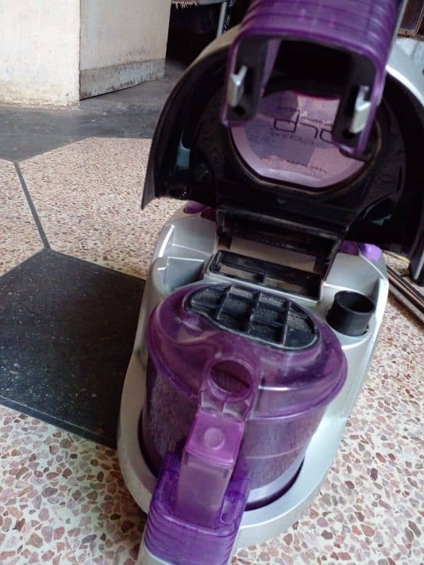 Vacuum cleaner in very good condition looks like a new 7