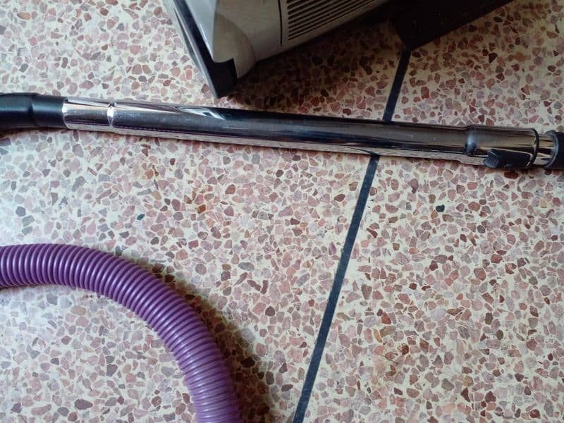 Vacuum cleaner in very good condition looks like a new 12