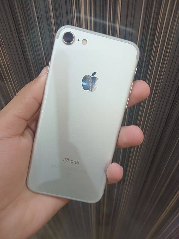 iphone 7 32 gb pta approved with original charger and box 0