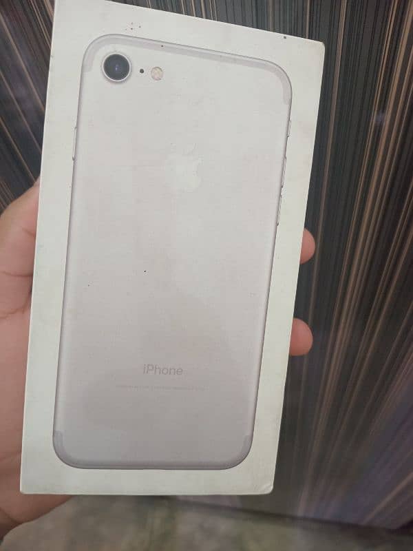 iphone 7 32 gb pta approved with original charger and box 3