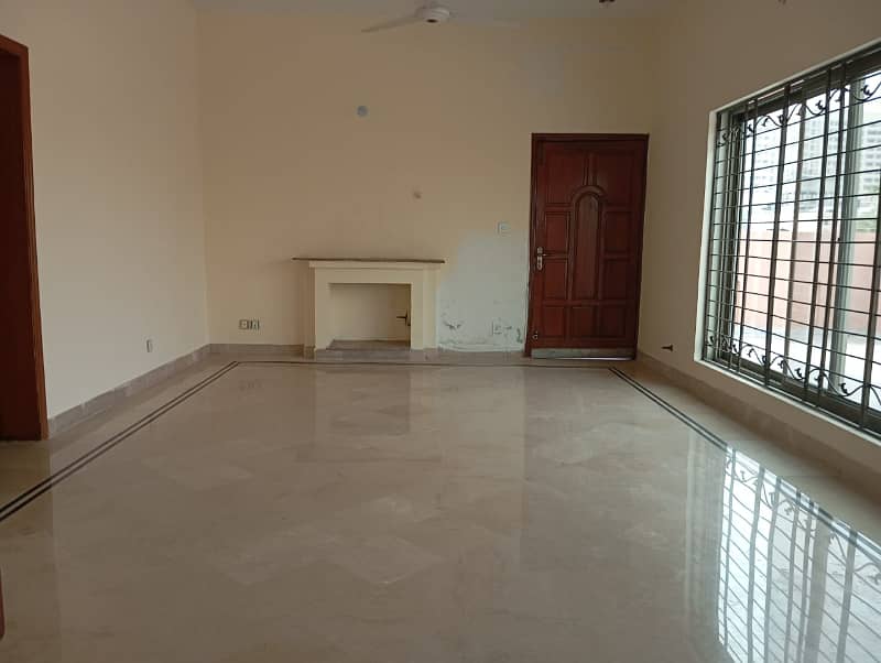 10 Marla Beautiful Full House Available for Rent in Hot Location in EE Block Phase 4 DHA Lahore 7