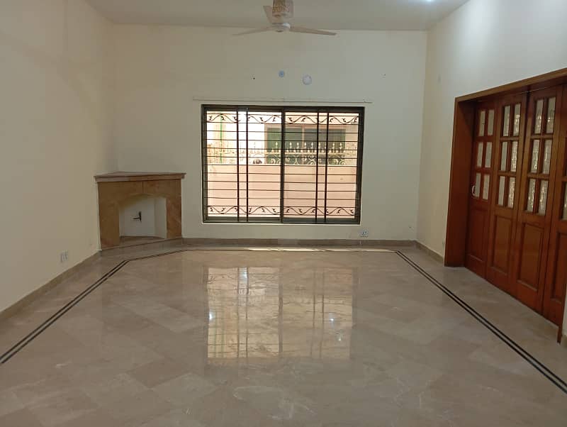 10 Marla Beautiful Full House Available for Rent in Hot Location in EE Block Phase 4 DHA Lahore 16