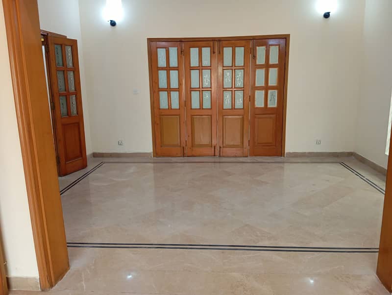 10 Marla Beautiful Full House Available for Rent in Hot Location in EE Block Phase 4 DHA Lahore 18