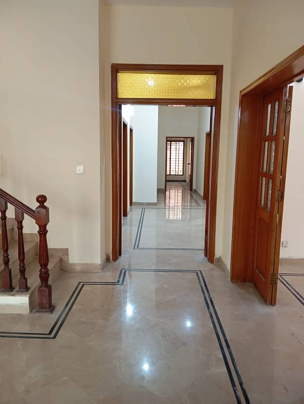 10 Marla Beautiful Full House Available for Rent in Hot Location in EE Block Phase 4 DHA Lahore 20