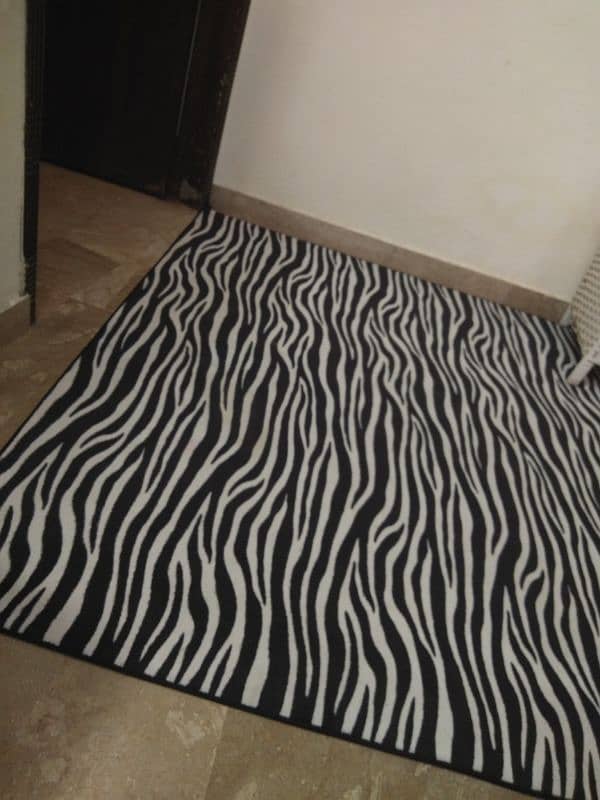 carpets black and white very good condition 6