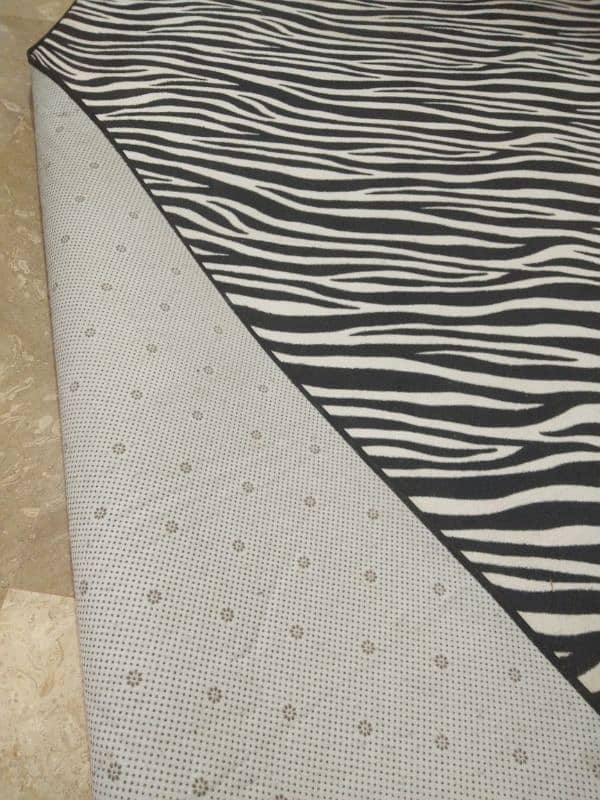 carpets black and white very good condition 8