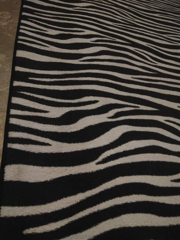 carpets black and white very good condition 9