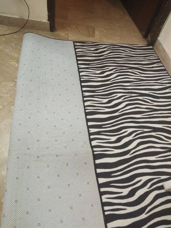 carpets black and white very good condition 10