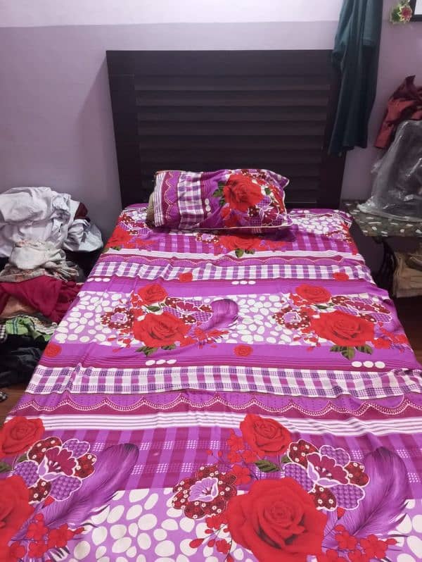 single bed with mattress achi condition me hai 0