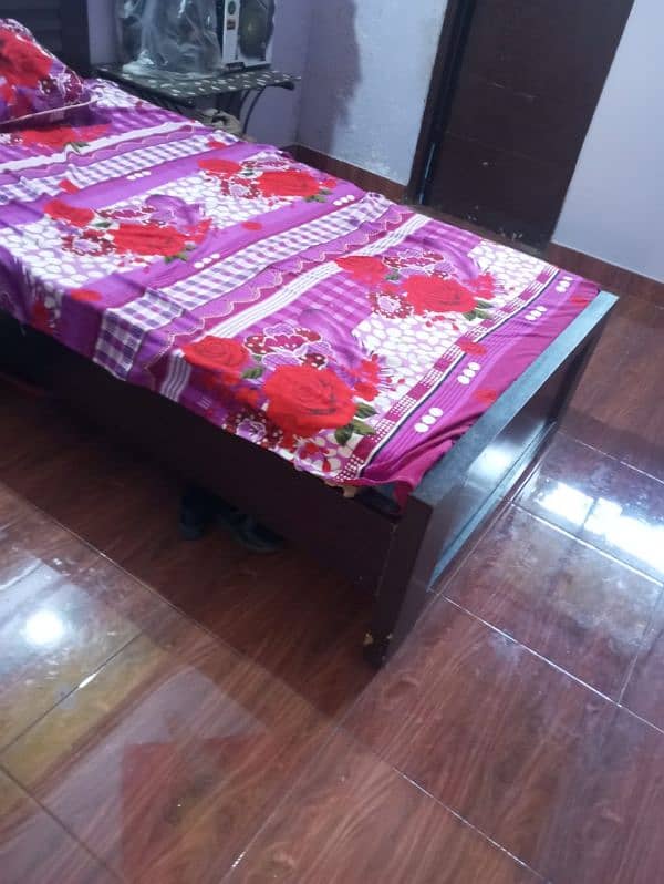 single bed with mattress achi condition me hai 3