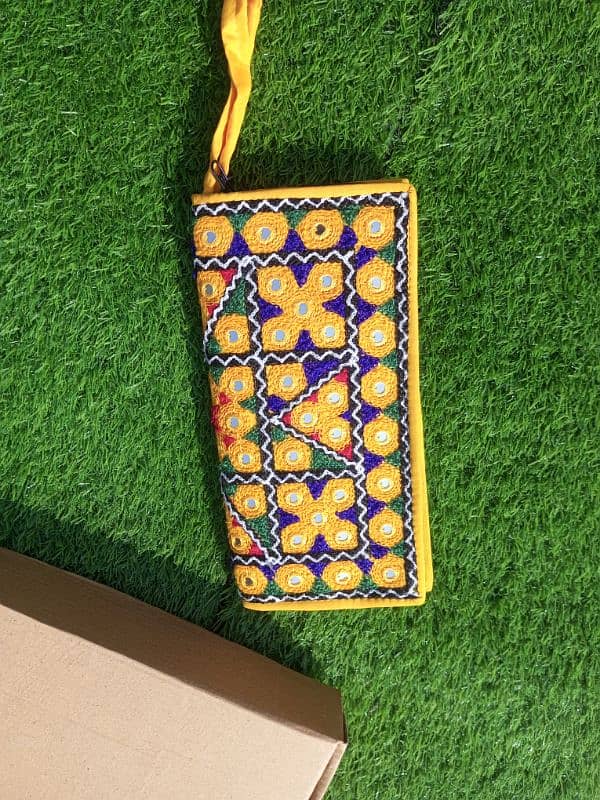 Ladies handmade tridimensional clutch 4