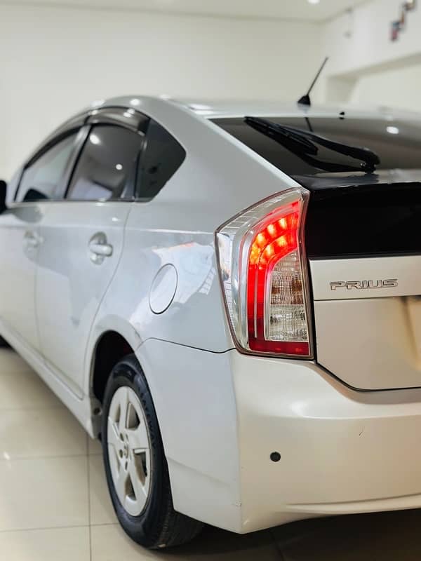 Toyota Prius 2011 S Led 1.8 5