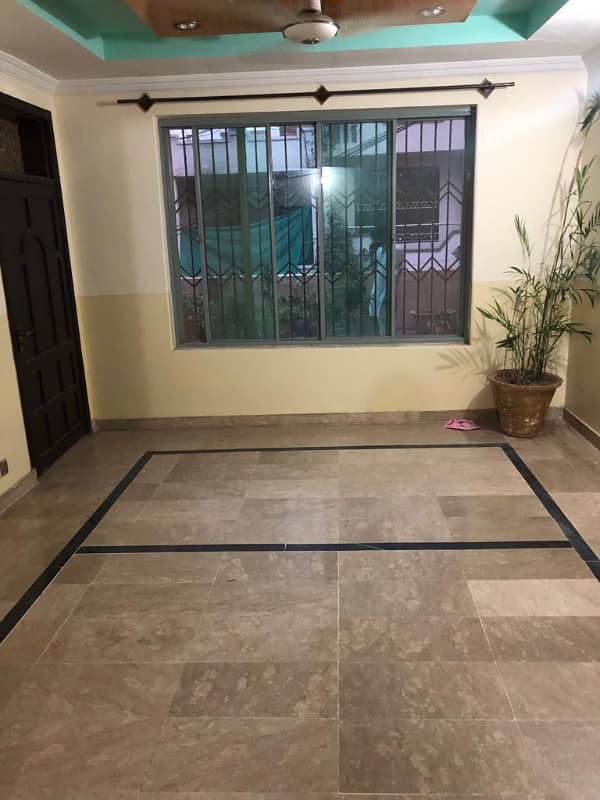 Portion for rent location Mumtaz Colony 2bed tv lounge drawing room 3bath kichan teras pani bijli gas sab available 1