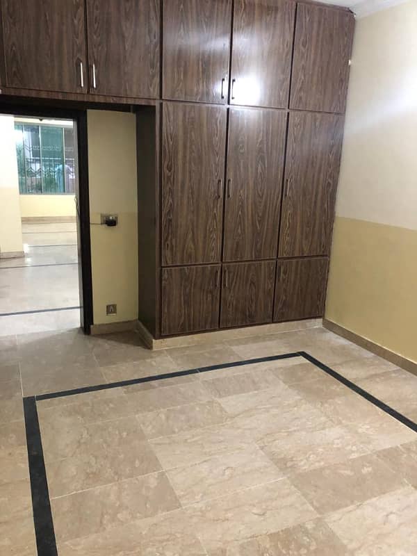 Portion for rent location Mumtaz Colony 2bed tv lounge drawing room 3bath kichan teras pani bijli gas sab available 2