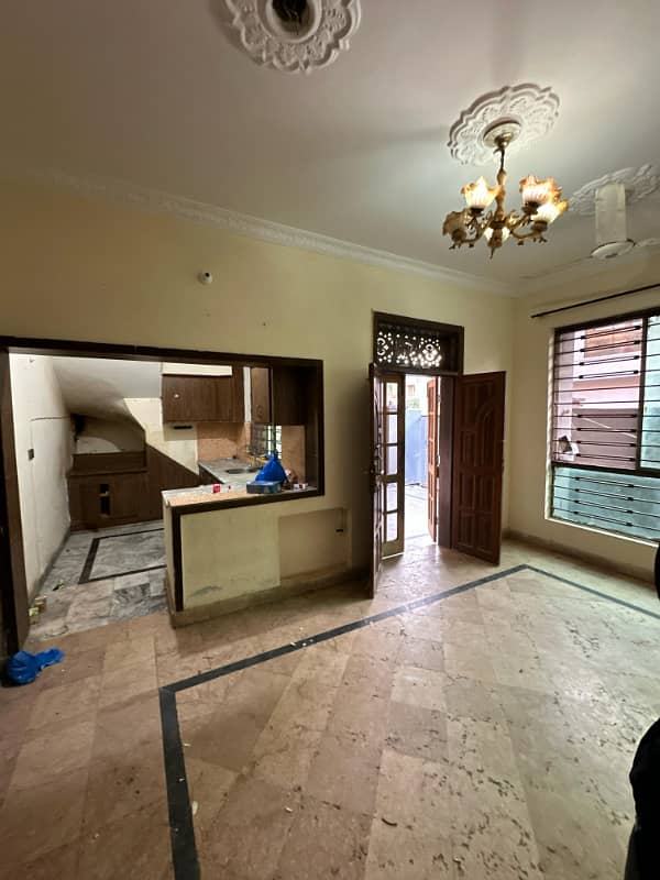 Portion for rent location ayub colony 2bed tv lounge drawing room 3bath kichan car parking space available bijli gas miters separate tanks seprat pani boring 0