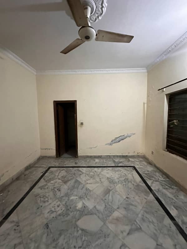 Portion for rent location ayub colony 2bed tv lounge drawing room 3bath kichan car parking space available bijli gas miters separate tanks seprat pani boring 3