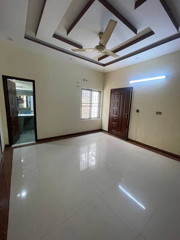 Nasheman Iqbal Phase 1 10 Marla House For Sale Like Brand New 25/90 8