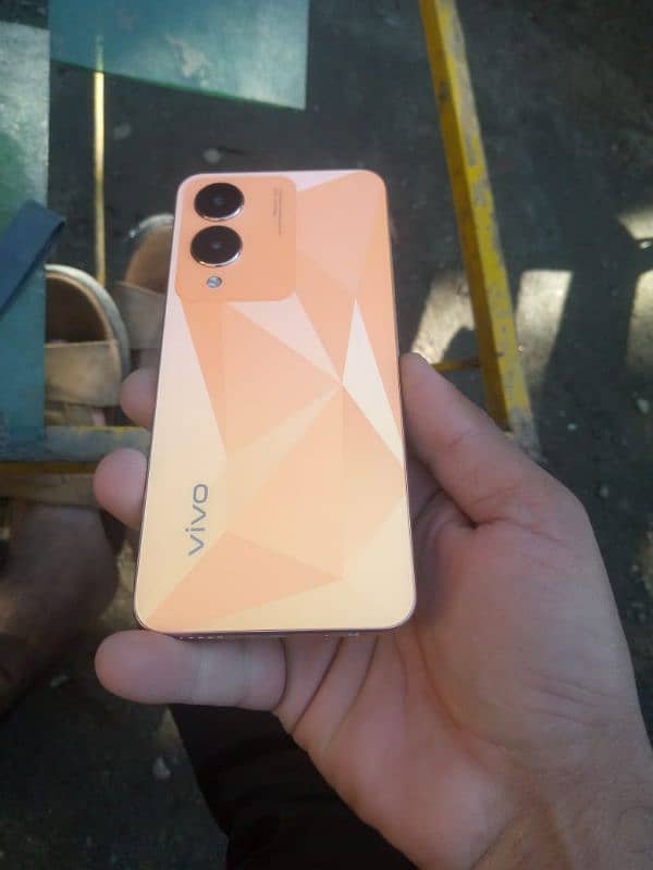 Vivo y 17s 10/10 condition full box 2