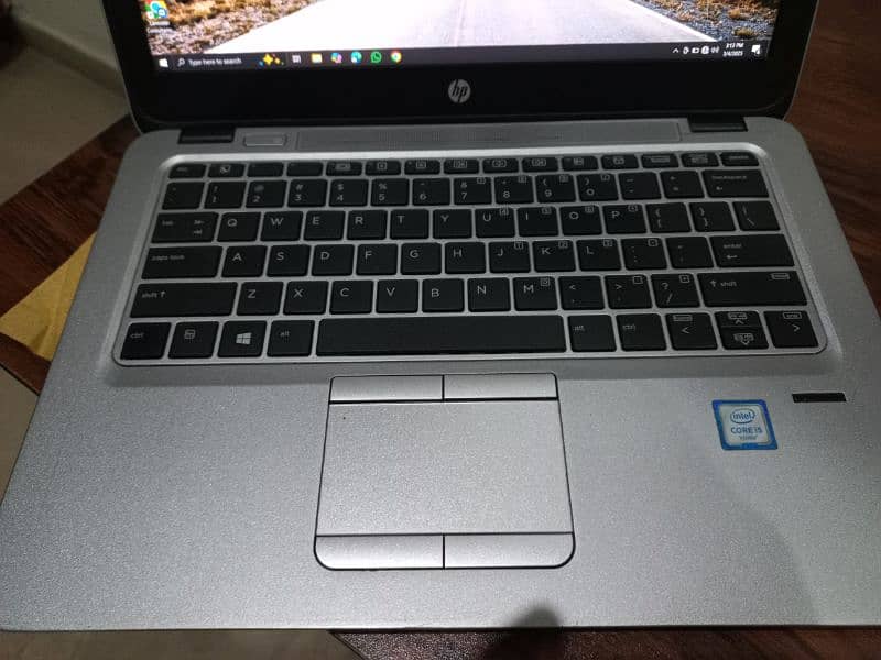 HP EliteBook 820 G3 0