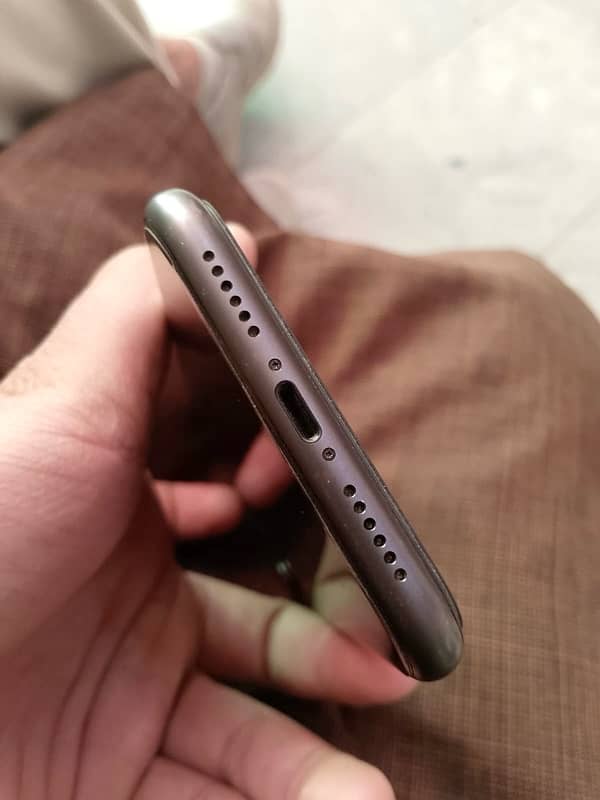 iPhone 11 Non pta 64Gb with 100% battery health 5