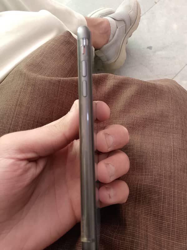 iPhone 11 Non pta 64Gb with 100% battery health 6