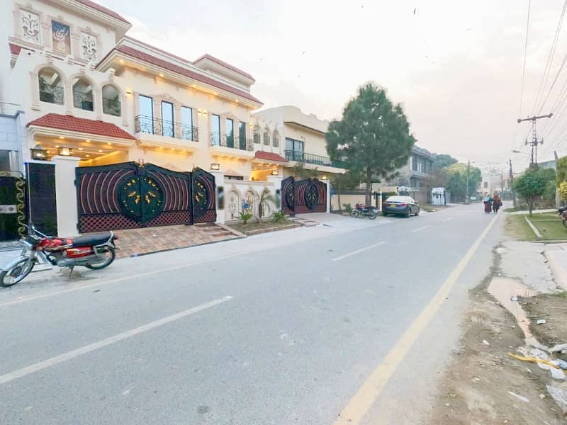 10M SPANISH HOUSE,AT SUPPER HOT LOCATION IN JOHAR TOWN FOR SALE 2