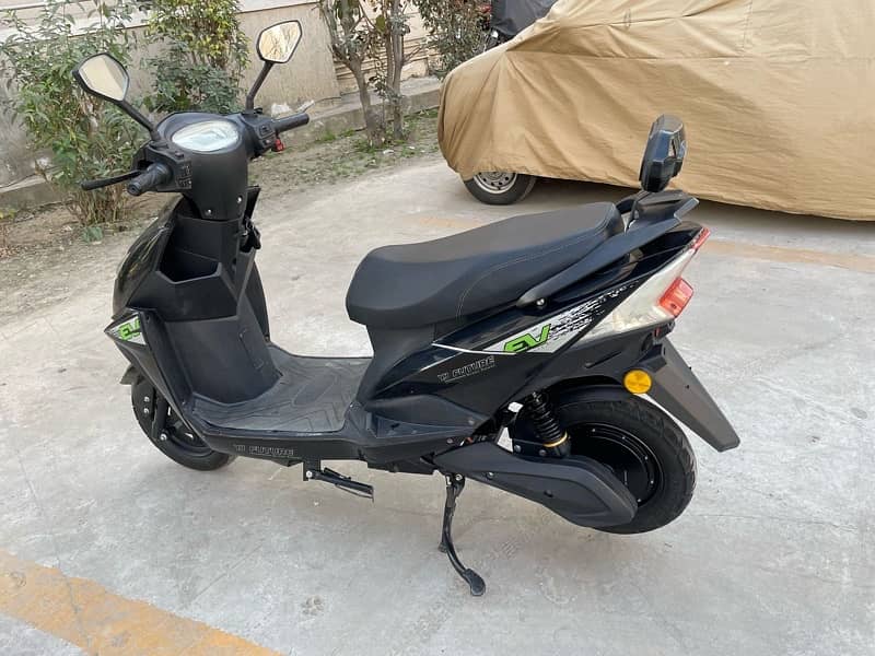 yj future scooty electric 4