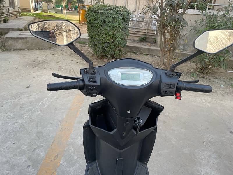 yj future scooty electric 8