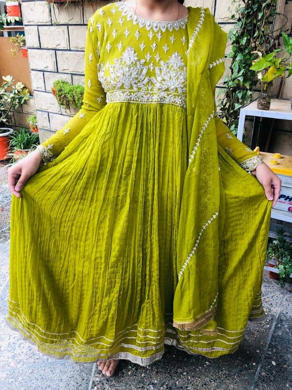 medium size 3pc chunri shafoon, sleeves quality bit compromised 1