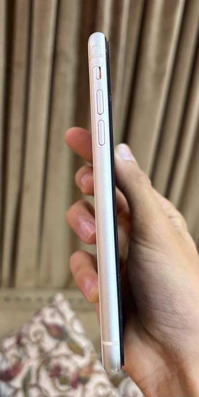 Apple IPhone 11 (Used) 4