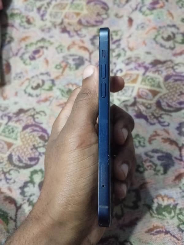 I phone 12 64gb urgent sale koi masla ni ha all ok ha 7