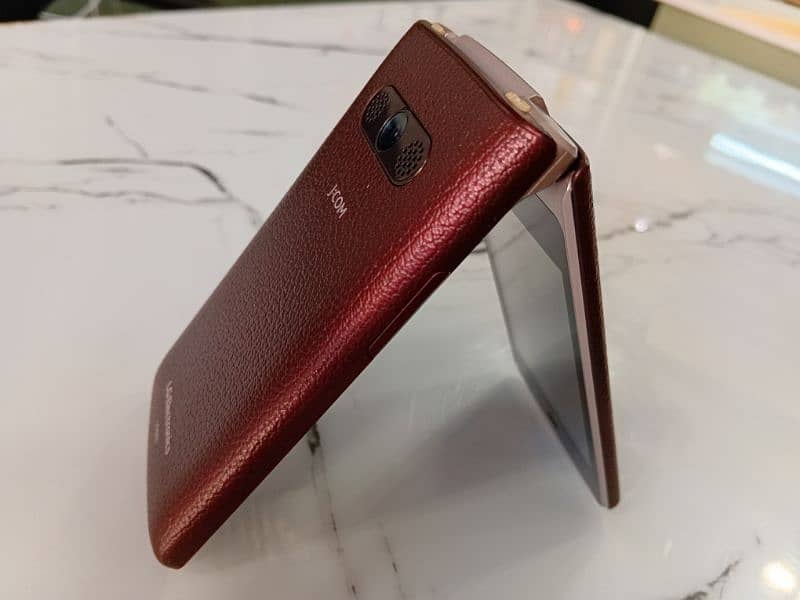 LG Wine Folding Phone 2