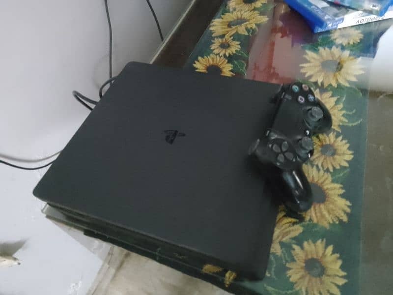 PS4 slim 800gb with one controller and many games 3