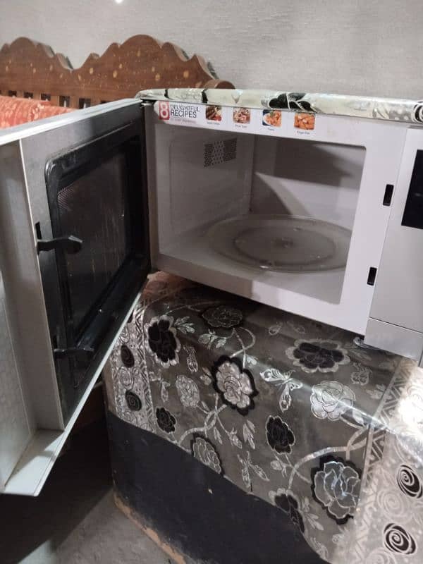 Microwave oven with Grill 1