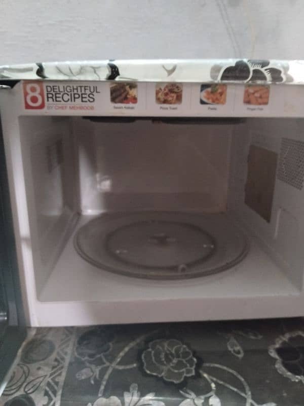 Microwave oven with Grill 4