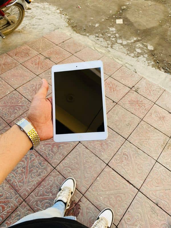 Apple ipad urgent for sale 0