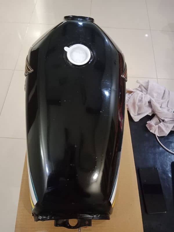 Fuel tank with side covers 3