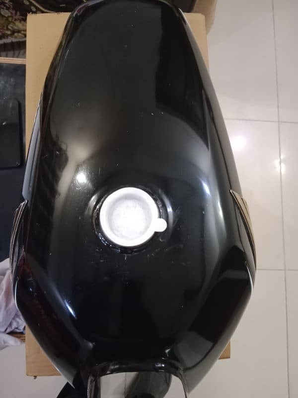 Fuel tank with side covers 4