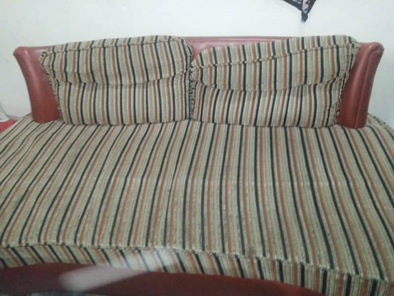 APPLE SHAPED 4 SEATER SOFA SET 1