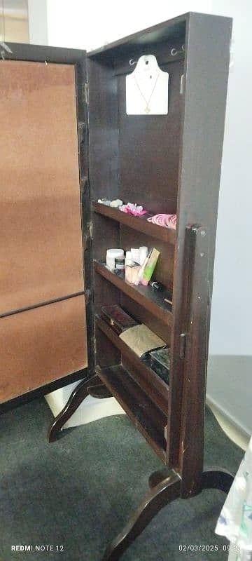 jewellery and. cosmetic. rack with mirror 2