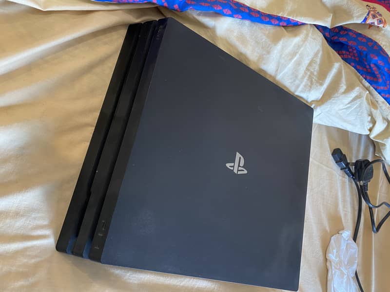 PS4 pro 1 TB 5