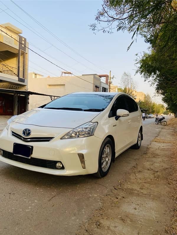 Toyota Prius Alpha 2012 1