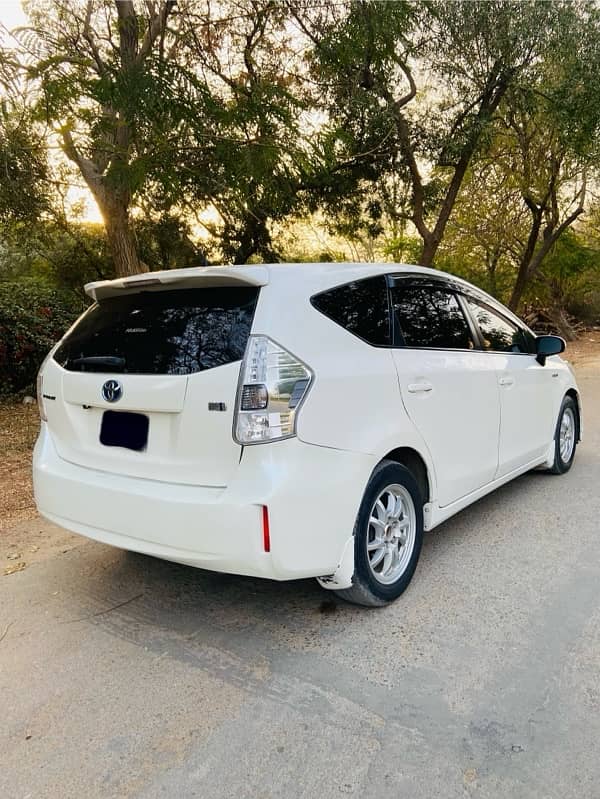 Toyota Prius Alpha 2012 3