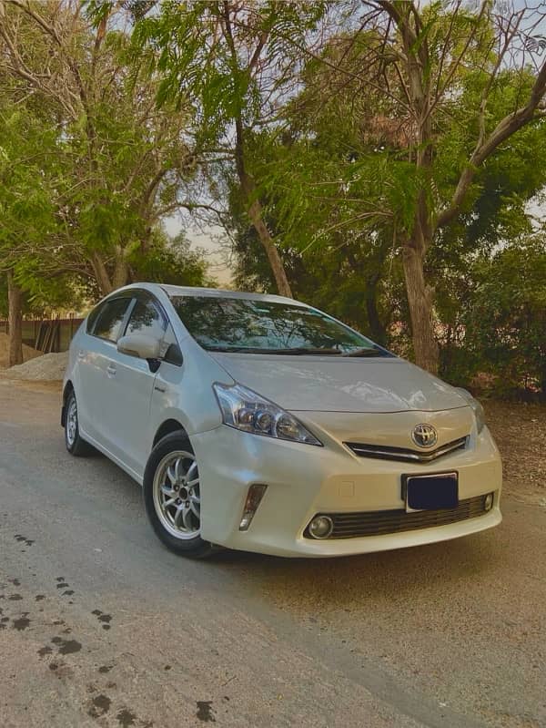 Toyota Prius Alpha 2012 5